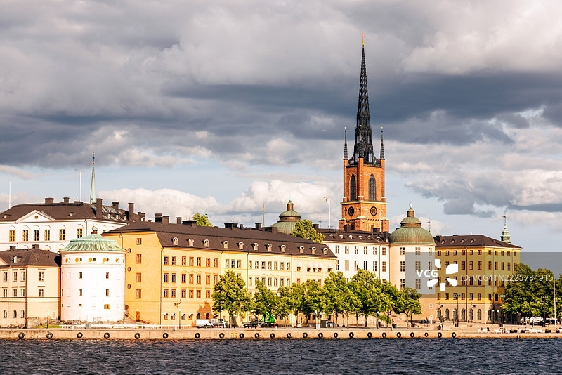 瑞典斯德哥尔摩的瑞达霍尔门岛和瑞达霍尔姆教堂的夏季景色图片素材