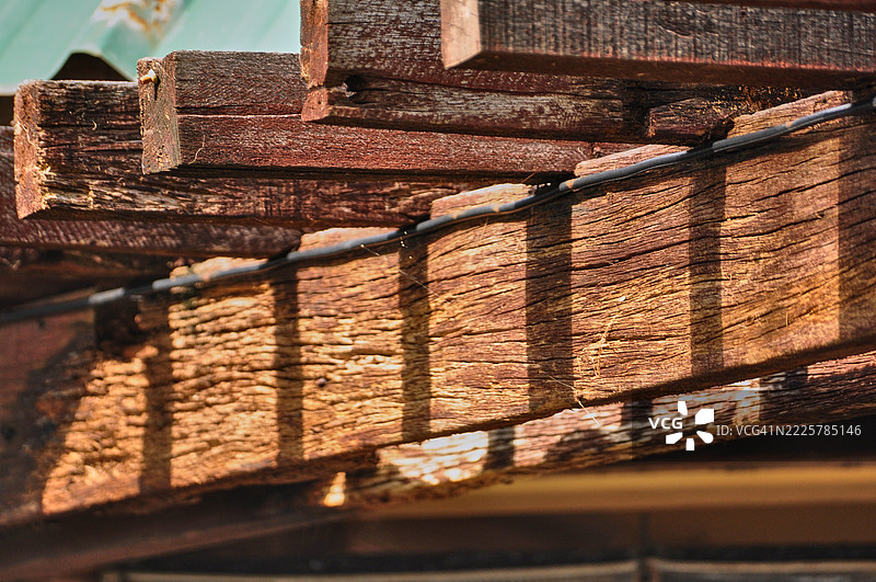 风化木材的特写视图。图片素材