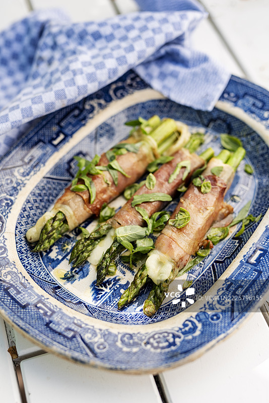 芦笋、马苏里拉奶酪和火腿包裹图片素材