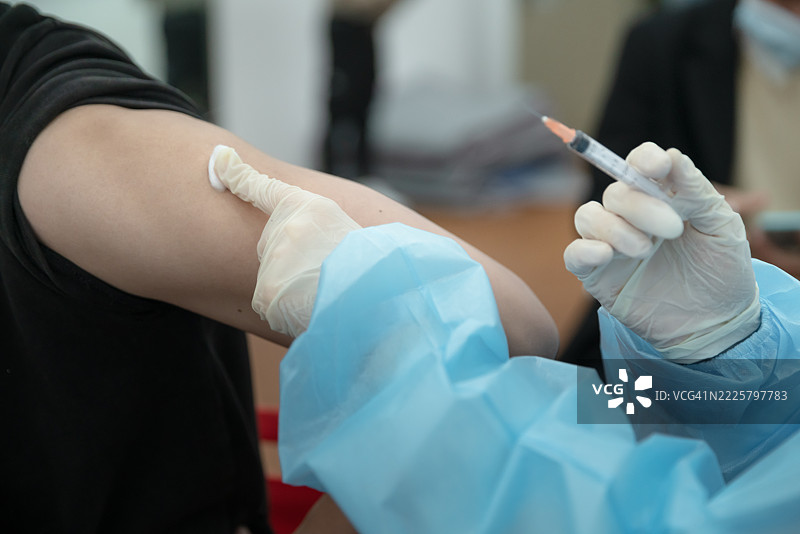 年轻人正在接种疫苗。图片素材