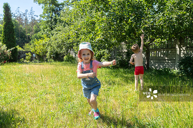 孩子们在花园里快乐地玩耍。图片素材