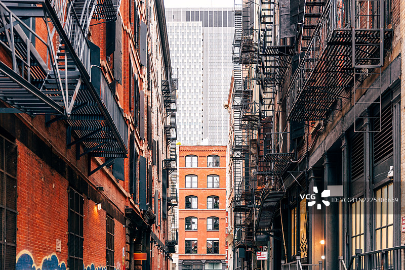 纽约市狭窄的小巷，配有消防逃生梯图片素材