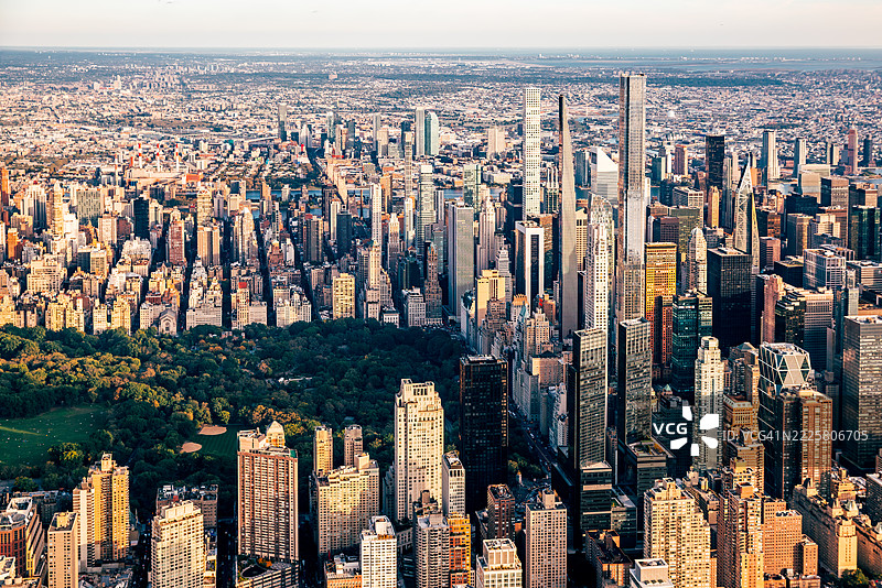 曼哈顿中城摩天大楼与中央公园，直升机视角，纽约市，美国图片素材