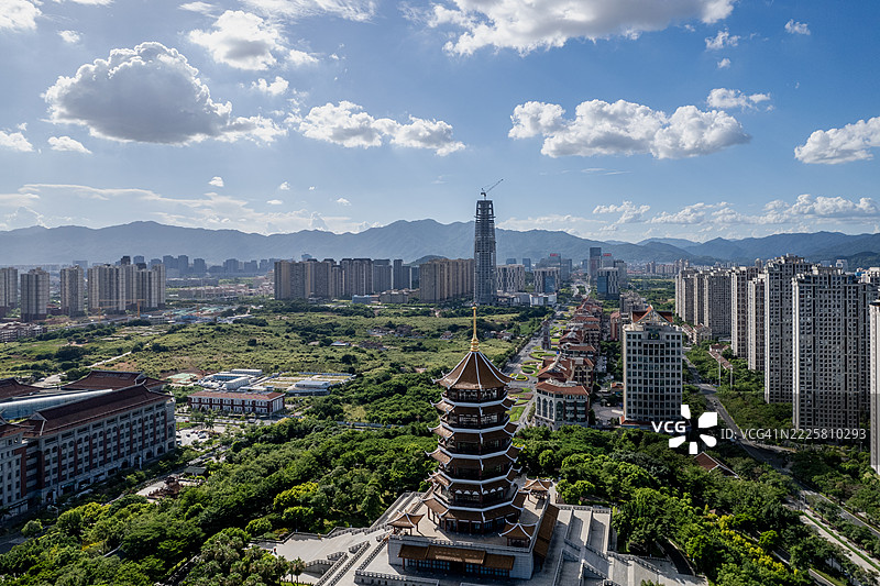 鸟瞰图展示了一座现代城市，蓝天之下，建筑、绿地和水系交相辉映。图片素材