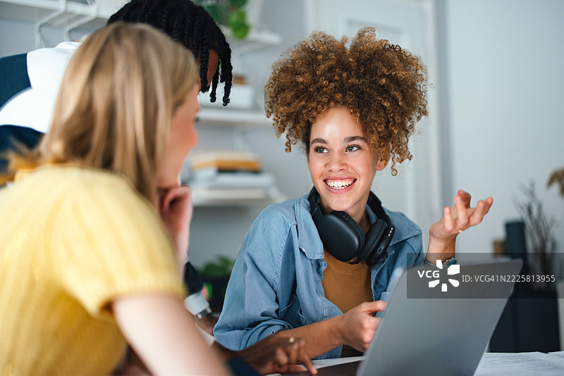 多元化的学生群体在学习小组中分享想法图片素材