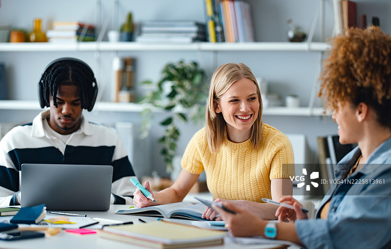 一群学生在明亮的学习区学习和分享想法图片素材