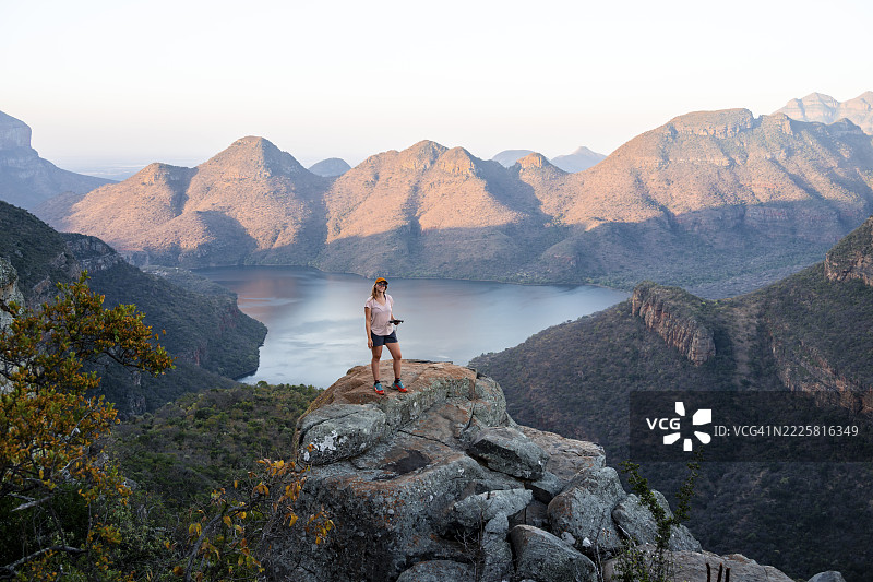 徒步者在布莱德河峡谷欣赏日落，傍晚时分的布莱德河峡谷景观，峡谷风光，全景路线，姆普马兰加，南非图片素材
