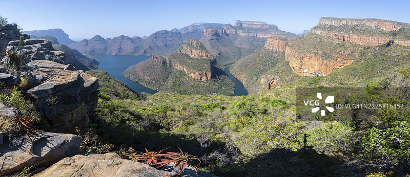 布莱德河峡谷全景，三座圆顶山峰，峡谷景观，布莱德河与桌山，南非姆普马兰加省的全景路线图片素材