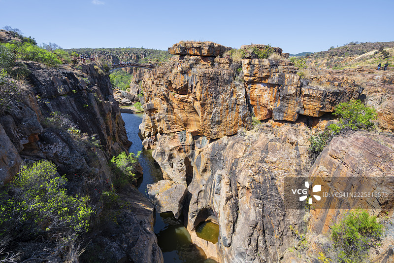 悬崖峭壁上方的桥梁，橙色悬崖与布莱德河，博克的幸运水坑，风景路线，南非姆普马兰加省图片素材
