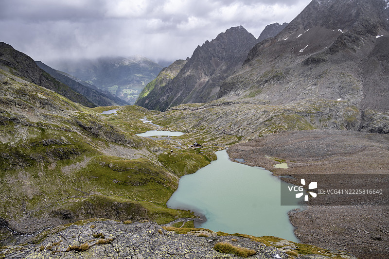 格罗瑟·格拉登湖的碧蓝山湖景,背后是佩策克峰和克鲁克尔科夫峰,肖伯山脉,霍赫陶恩国家公园,卡林西亚,奥地利图片素材