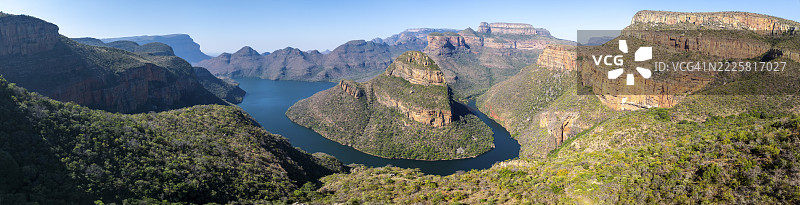 布莱德河峡谷全景，三座圆顶山峰，峡谷景观，布莱德河与桌山，南非姆普马兰加省的全景路线图片素材