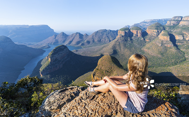 徒步者在布莱德河峡谷欣赏日落，远眺三罗德维尔斯山峰，峡谷、布莱德河和桌状山在傍晚的余晖中，峡谷风光，全景路线，姆普马兰加，南非图片素材