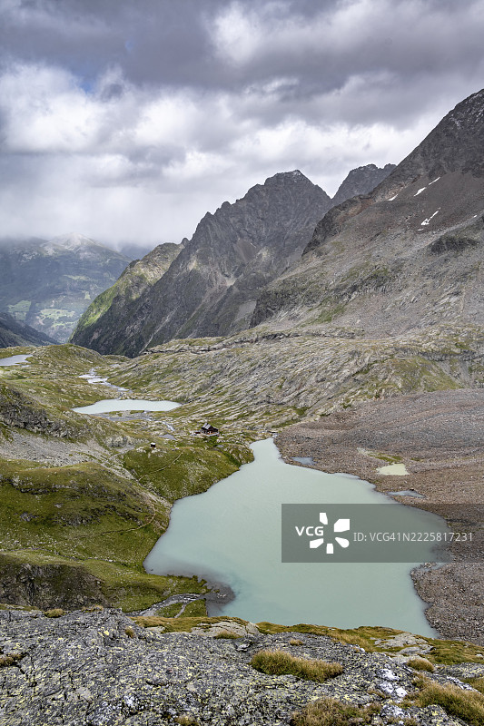格罗瑟·格拉登湖的碧蓝山湖景,背后是佩策克峰和克鲁克尔科夫峰,肖伯山脉,霍赫陶恩国家公园,卡尔滕州,奥地利图片素材