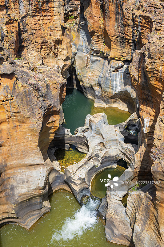侵蚀的岩石形成，峡谷中陡峭的橙色岩石悬崖与布莱德河，博克斯幸运水坑，全景路线，姆普马兰加，南非图片素材