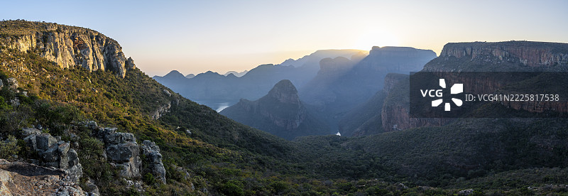 布莱德河峡谷全景，三座圆顶山峰，傍晚光线下的峡谷景观，布莱德河与桌山，潘诺拉马路线，姆普马兰加，南非图片素材