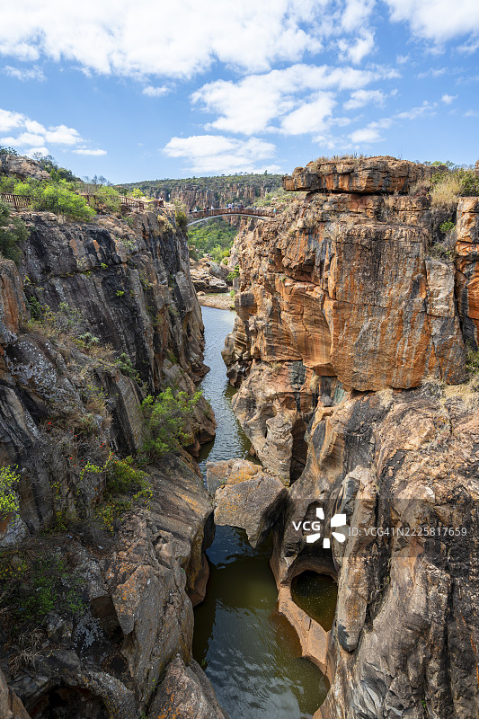 悬崖峭壁上方的桥梁，橙色悬崖与布莱德河，博克斯幸运水坑，全景路线，姆普马兰加，南非图片素材