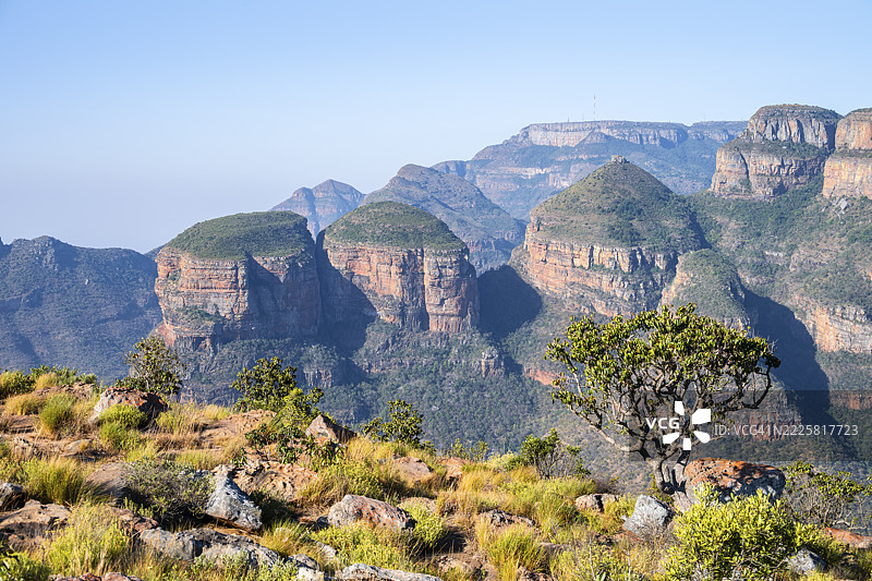 布莱德河峡谷与三座圆顶山峰，峡谷和桌山的景观，峡谷风光，三座圆顶山观景点，全景路线，姆普马兰加，南非图片素材