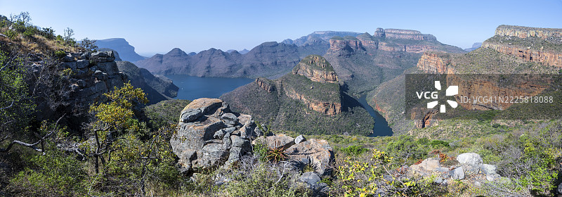 布莱德河峡谷全景，三座圆顶山峰，峡谷景观，布莱德河与桌山，南非姆普马兰加省的全景路线图片素材