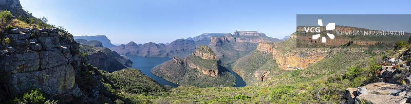 布莱德河峡谷全景，三座圆顶山峰，峡谷景观，布莱德河与桌山，南非姆普马兰加省的全景路线图片素材