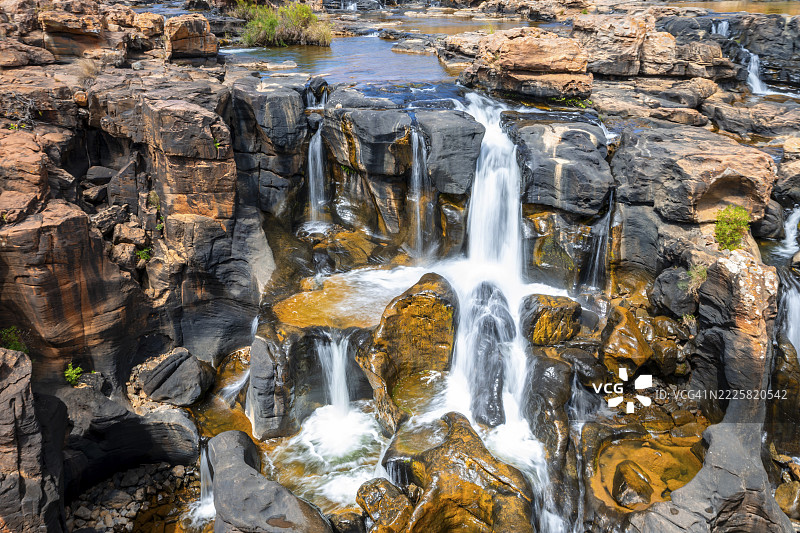 橙色岩石悬崖上的瀑布，长时间曝光，布莱德河，博克斯幸运水坑，全景路线，姆普马兰加，南非图片素材