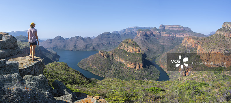 徒步者欣赏全景，布莱德河峡谷，三罗兰德峰，布莱德河与桌山峡谷景观，全景路线，姆普马兰加，南非图片素材