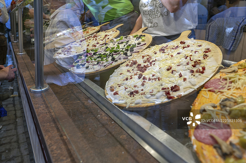 在德国巴伐利亚州中弗兰肯的埃尔朗根，传统的为期十二天的民俗节日——埃尔朗根山教堂节上，各种法式薄饼配料。图片素材