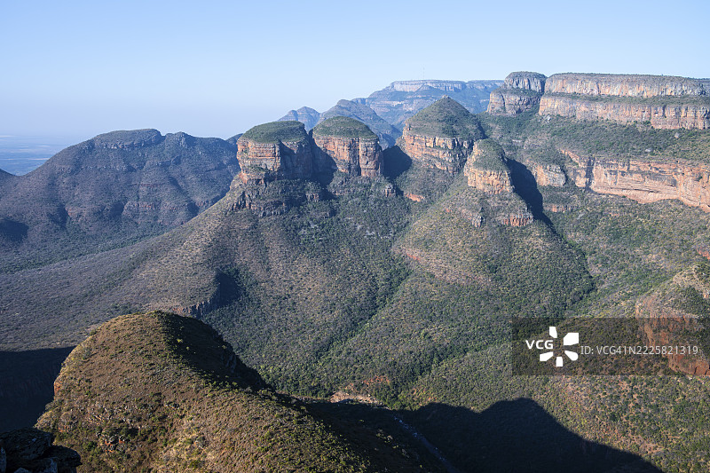 布莱德河峡谷与三座圆顶山峰，峡谷和桌山的景观，峡谷风光，三座圆顶山观景点，全景路线，姆普马兰加，南非图片素材