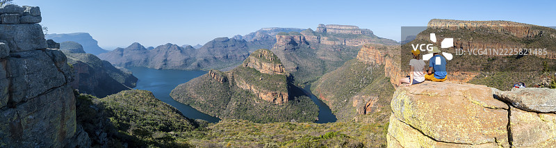两位徒步旅行者欣赏全景,布莱德河峡谷与三姐妹峰,俯瞰布莱德河与桌状山,峡谷风光,全景路线,姆普马兰加,南非图片素材