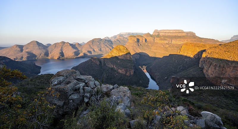 布莱德河峡谷的日落，三座圆顶山峰，峡谷景观，布莱德河和桌山在傍晚的光线下，风景如画，潘诺拉马路线，姆普马兰加，南非图片素材