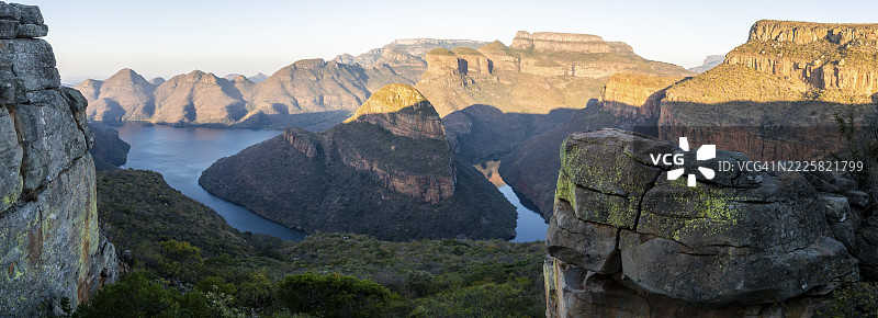 布莱德河峡谷的全景，日落时分与三座圆顶山峰，峡谷景观，布莱德河和桌山在傍晚的光线下，风景如画，潘诺拉马路线，姆普马兰加，南非图片素材