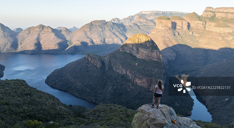 徒步者欣赏日落全景，位于布莱德河峡谷，远眺三罗恩达韦尔斯山峰，傍晚时分俯瞰峡谷、布莱德河及桌状山，峡谷风光，全景路线，姆普马兰加，南非图片素材