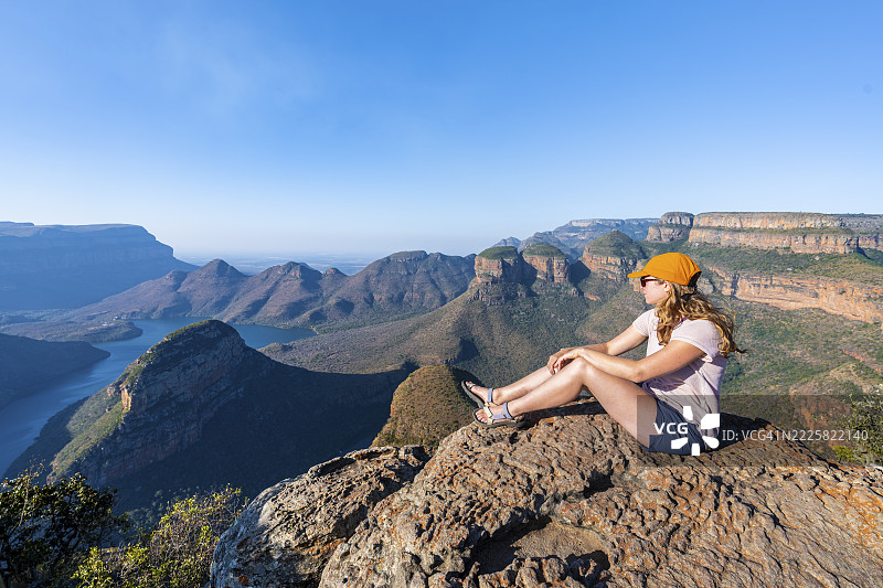 徒步者欣赏全景，布莱德河峡谷，三罗恩达韦尔斯峰，俯瞰布莱德河峡谷及桌山，峡谷风光，全景路线，姆普马兰加，南非图片素材