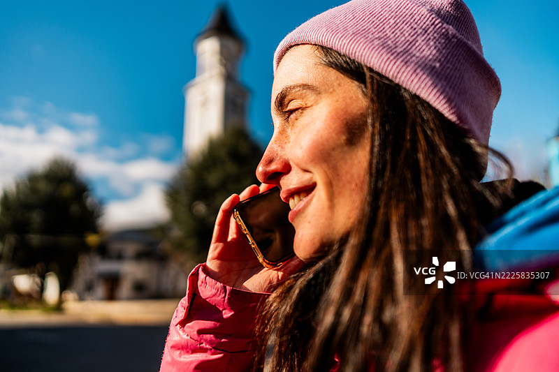 中年女性在户外打电话图片素材