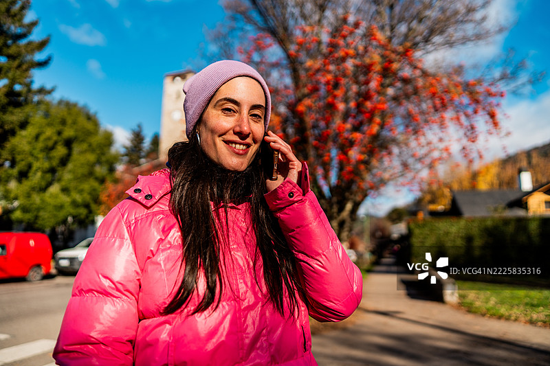 在阿根廷巴塔哥尼亚的圣马丁德洛斯安第斯，一位中年女性正在打电话。图片素材