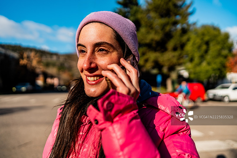 中年女性在户外打电话图片素材