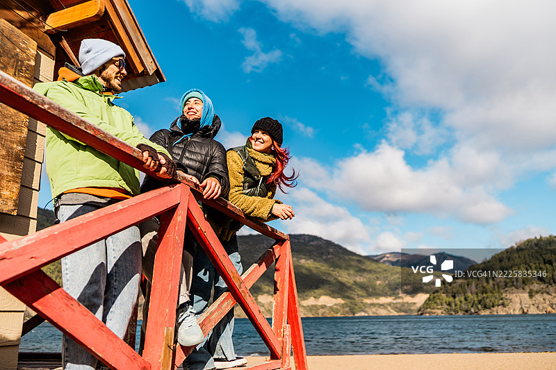 朋友们在阿根廷巴塔哥尼亚的圣马丁德洛斯安德斯码头交谈图片素材