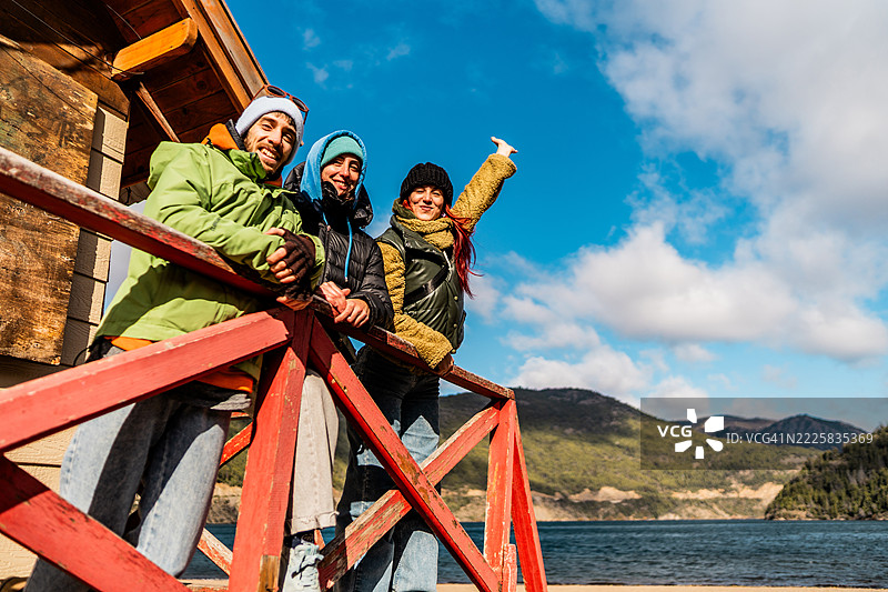 在阿根廷巴塔哥尼亚的圣马丁德洛斯安德斯码头，朋友们在交谈的肖像图片素材