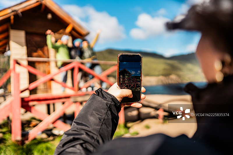 在阿根廷巴塔哥尼亚的圣马丁德洛斯安德斯，女人与朋友们一起拍照图片素材