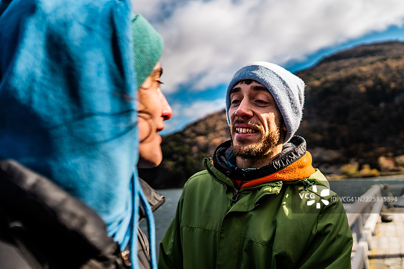 中年夫妇在阿根廷巴塔哥尼亚的圣马丁德洛斯安第斯交谈图片素材