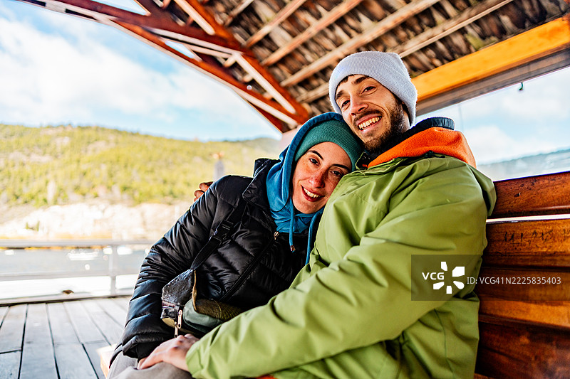 一对中年夫妇坐在阿根廷巴塔哥尼亚的圣马丁德洛斯安第斯的长椅上。图片素材