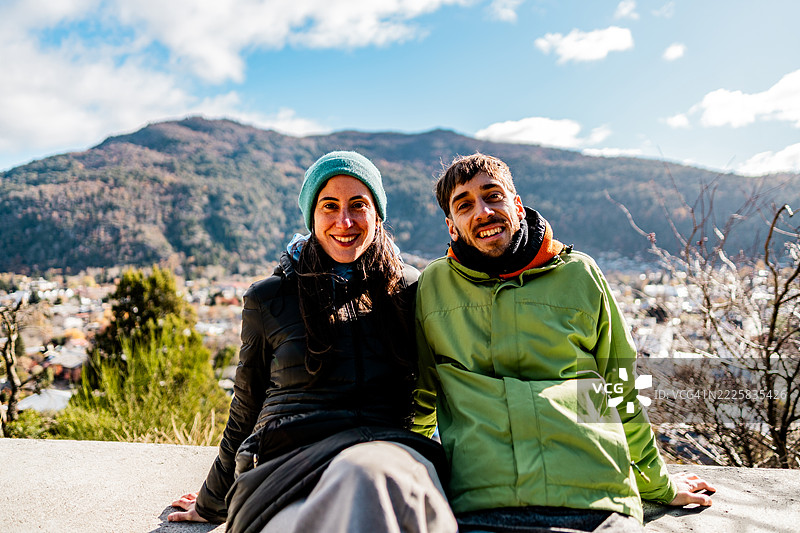 阿根廷巴塔哥尼亚圣马丁德洛斯安第斯的一对中年夫妇肖像图片素材