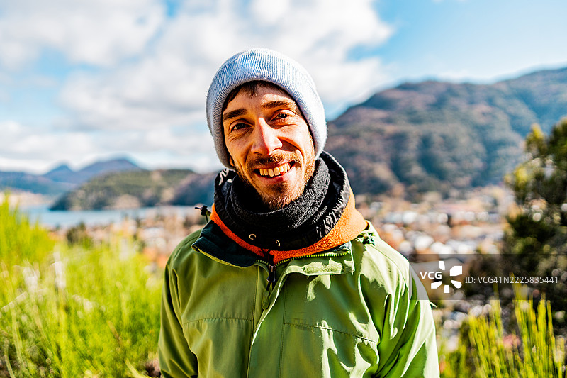 阿根廷巴塔哥尼亚圣马丁德洛斯安第斯的一位中年男性肖像图片素材