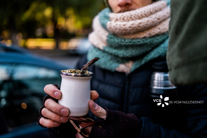 一个男人手握茶杯的特写镜头图片素材