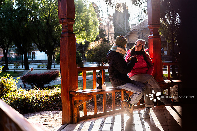 中年夫妇在市中心交谈图片素材