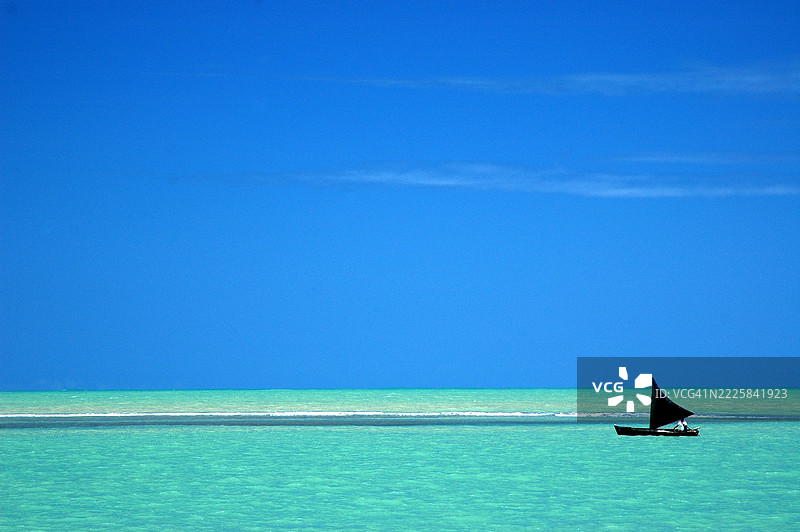 蓝天和一只帆船独木舟图片素材