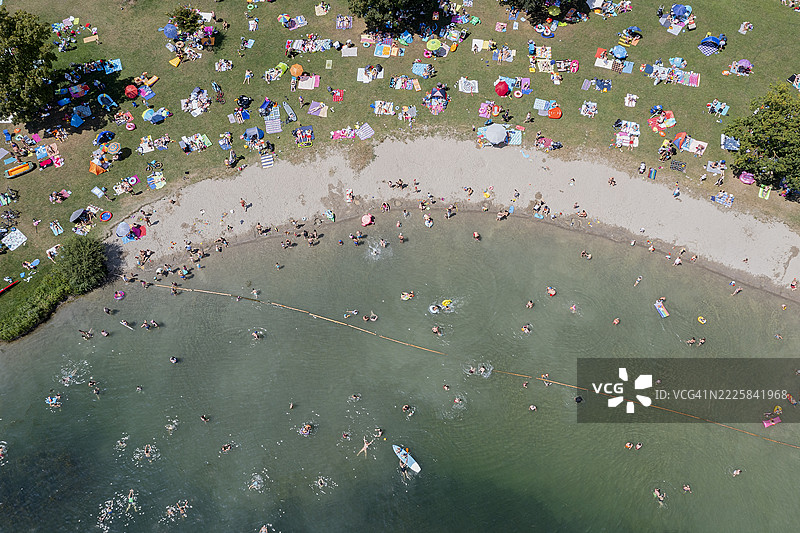 人们在游泳和日光浴图片素材