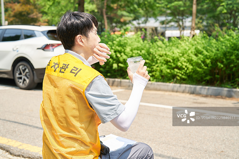 热，热浪，夏季，气候变化，温度，湿度，气候，出汗，停车管理员图片素材