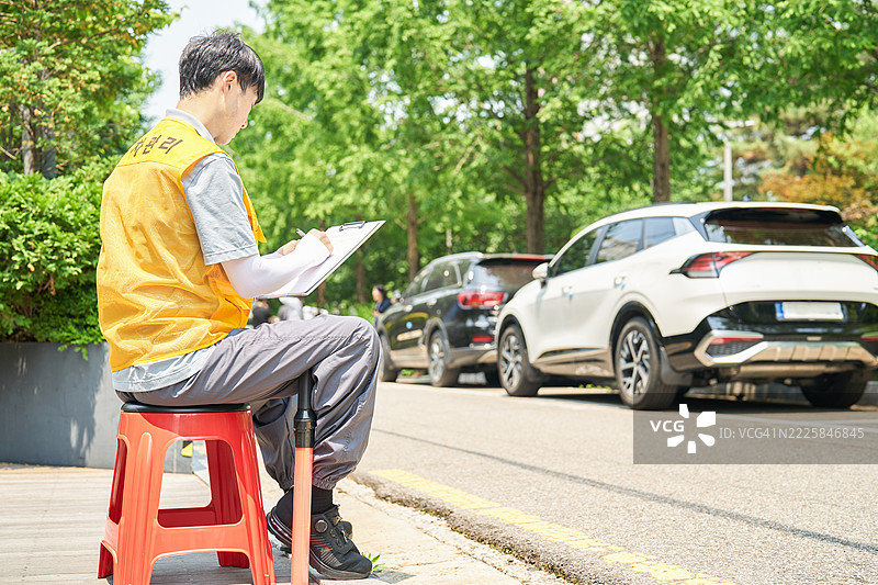 户外，炎热，停车场，停车标志，停车管理员图片素材