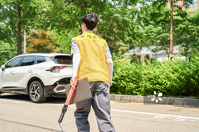 户外，炎热，停车场，停车标志，停车管理员图片素材