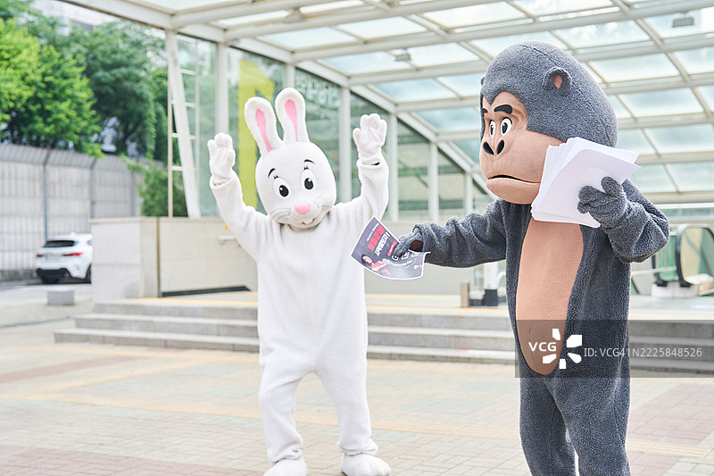 热浪，炎热，热浪，兼职工作，路边，交接，木偶剧图片素材